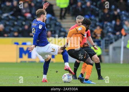 Februar 2020, KC Stadium, Kingston upon Hull, England; Sky Bet Championship, Hull City V Brentford: Mathias-Jensen (8) aus Brentford zeigt gute Fußarbeit am Ball Stockfoto