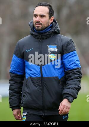 Berlin, Deutschland. Februar 2020. Fußball: Bundesliga, Training Hertha BSC, Hertha-Trainingsgelände. Berlins Interimstrainer Alexander Nouri verlässt das Spielfeld. Kredit: Andreas Gora / dpa / Alamy Live News Stockfoto