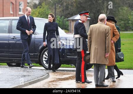 Der Prince of Wales, die Duchess of Cornwall, der Herzog von Cambridge und Duchess of Cambridge, die im Defence Medical Rehabilitation Center Stanford Hall in Stanford in Soar, Loughborough ankommen, wo sie sich mit Patienten und Mitarbeitern treffen und eine Tour durch die Turnhalle und den Prothetikworkplatz Unternehmen. Stockfoto