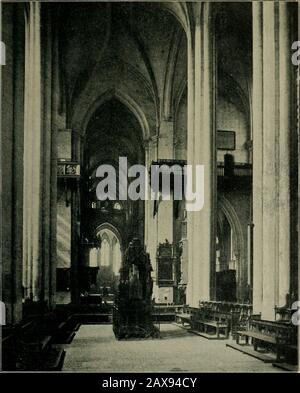 Nürnberg und seine Kunst bis Ende des 18. . Abb. 19. Die Tür des Brides, auf der Nordseite der St. Sebalds Kirche. Frühgotische Kapitelle, die bereits stellenweise dort auftauchen, platzen ins volle Leben.Es war der neue Frühling der Kunst: Frühgotik. Die neuen Formen markieren nicht die frühste Stufe, aber ihr Sommer ist schon eingeläutet; die reichen und splendidartigen Formen des Ostchores kommen zuerst darin. Ein hochgezogener dreischiffiger Bau mit neunseitigem Rettungswagen dominiert mit imposanter Wirkung den fast bis auf die Spitze des Daches reichenden westlichen Teil der Kirche, die Höhe bis zu der die beiden Türme waren Stockfoto
