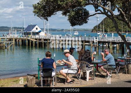 Die Leute essen im Strandcafé Russell, Bay of Islands, Neuseeland Stockfoto