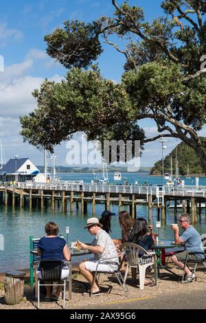 Die Leute essen im Strandcafé Russell, Bay of Islands, Neuseeland Stockfoto