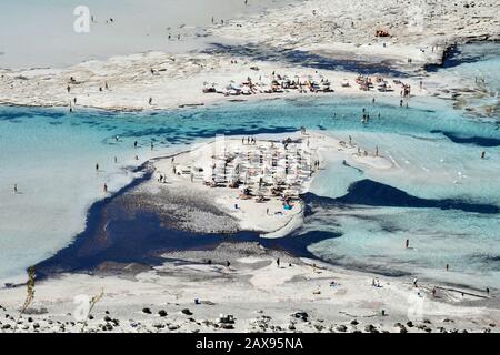 Griechenland, unidentifizierte Menschen genießen das blaue Meer der Lagune von Balos auf der Halbinsel Gramvoussa bei Kissamos Stockfoto