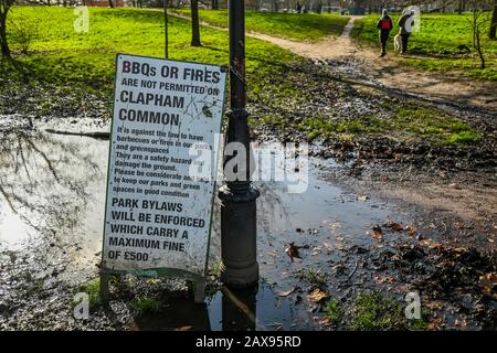 London, Großbritannien. Februar 2020. Ein sinnloses Zeichen, das darauf hindeutet, dass kein Feuer oder BBBQ in einer Pfütze steht, die der jüngste Sturm hinterlassen hat. Credit: Guy Bell/Alamy Live News Stockfoto