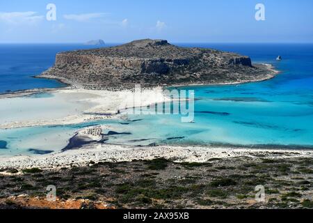 Griechenland, unidentifizierte Menschen genießen den atemberaubenden Strand von Balos auf der Halbinsel Gramvousa in der Nähe von Kissamos Stockfoto