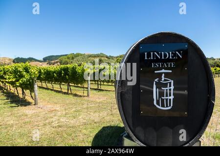 Lindener Weinberg und Schild, ESK Valley, Hawkes Bay, Neuseeland Stockfoto