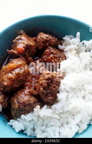 Griechische Küche. Fleischbällchen In Tomatensauce mit Reis (Soutzoukakia) Stockfoto