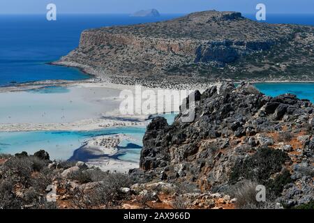 Griechenland, unidentifizierte Menschen genießen den atemberaubenden Strand von Balos auf der Halbinsel Gramvoussa in der Nähe von Kissamos Stockfoto