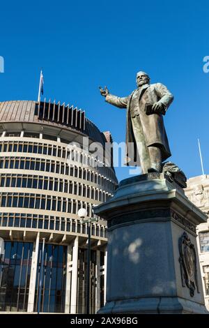 Beehive Parliament Building, Wellington, Neuseeland, Statue von Richard John Seddon Stockfoto