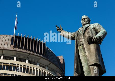 Beehive Parliament Building, Wellington, Neuseeland, Statue von Richard John Seddon Stockfoto