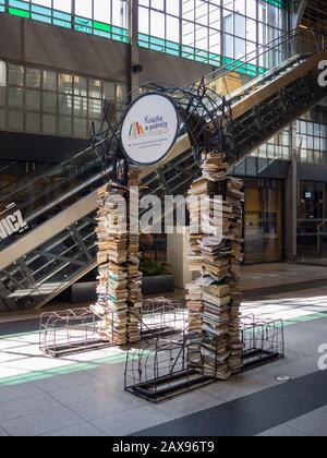 Wroclaw, POLEN - 15. AUGUST 2017: Stapel Bücher Im Breslauer Bahnhof in Wroclaw, Polen Stockfoto