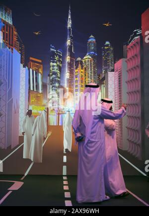 Emirati-Besucher besuchen das Future Museum auf dem Regierungsgipfel in Dubai, Vereinigte Arabische Emirate 2015. Stockfoto