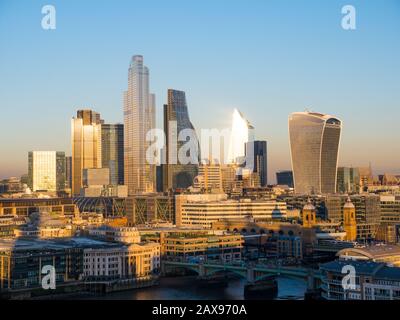 Letztes Licht des Tages, Der Wolkenkratzer trifft, City of London, England, Großbritannien, GB. Stockfoto