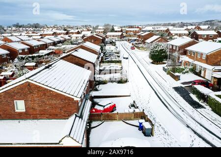 Luftlandschaften von Longton, Stoke on Trent, die nach einem plötzlichen Sturm in Schnee bedeckt waren. Starker Schneefall und schneebedeckte Blizzards über die Stadt Stockfoto