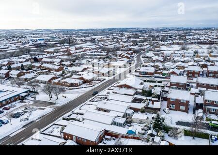 Luftlandschaften von Longton, Stoke on Trent, die nach einem plötzlichen Sturm in Schnee bedeckt waren. Starker Schneefall und schneebedeckte Blizzards über die Stadt Stockfoto