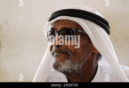 Emirati alter Fischer auf dem Umm al-Quwain Fischmarkt, 2014 Stockfoto