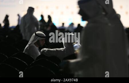 Emirati-Beamte nehmen am Regierungsgipfel in Dubai, Vereinigte Arabische Emirate 2015, an. Stockfoto