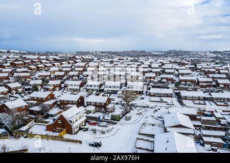 Luftlandschaften von Longton, Stoke on Trent, die nach einem plötzlichen Sturm in Schnee bedeckt waren. Starker Schneefall und schneebedeckte Blizzards über die Stadt Stockfoto