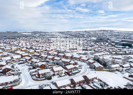 Luftlandschaften von Longton, Stoke on Trent, die nach einem plötzlichen Sturm in Schnee bedeckt waren. Starker Schneefall und schneebedeckte Blizzards über die Stadt Stockfoto