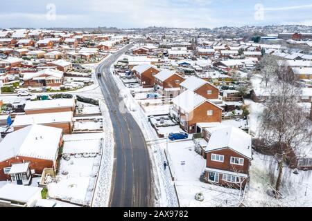 Luftlandschaften von Longton, Stoke on Trent, die nach einem plötzlichen Sturm in Schnee bedeckt waren. Starker Schneefall und schneebedeckte Blizzards über die Stadt Stockfoto