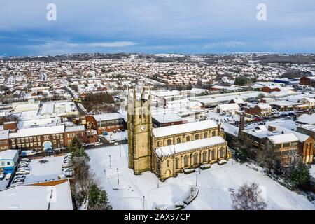 Luftbild der Kirche St Jame in Snow in den midlands, christliches, röm.-kathisch-religiöses, orthodoxen Gebäude in einem hauptsächlich muslimischen Gebiet von Stoke, Stockfoto