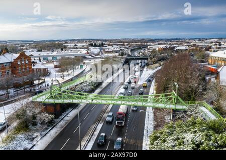 Luftbild der A500, A50 nach starkem Schneefall, langsamer Verkehrsbehinderung und Staus in und um die Stadt wegen eines Sturms, schneebluzzard Stockfoto