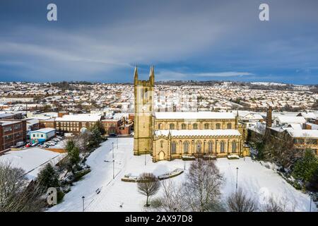 Luftbild der Kirche St Jame in Snow in den midlands, christliches, röm.-kathisch-religiöses, orthodoxen Gebäude in einem hauptsächlich muslimischen Gebiet von Stoke, Stockfoto