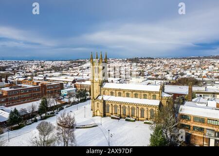 Luftbild der Kirche St Jame in Snow in den midlands, christliches, röm.-kathisch-religiöses, orthodoxen Gebäude in einem hauptsächlich muslimischen Gebiet von Stoke, Stockfoto