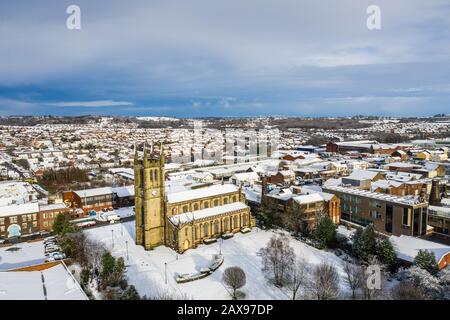 Luftbild der Kirche St Jame in Snow in den midlands, christliches, röm.-kathisch-religiöses, orthodoxen Gebäude in einem hauptsächlich muslimischen Gebiet von Stoke, Stockfoto