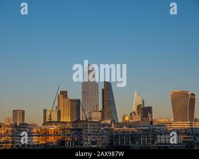 Letztes Licht des Tages, Der Wolkenkratzer trifft, City of London, England, Großbritannien, GB. Stockfoto