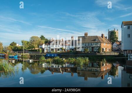 24. Oktober 2018 - Tewkesbury, UK: Eine malerische Gruppe von Hütten, die sich im ruhigen Fluss Avon in der Nähe von Abbey Mill in der Stadt Tewkesbury, Gloucestershire, Severn Vale, UK, spiegeln Stockfoto