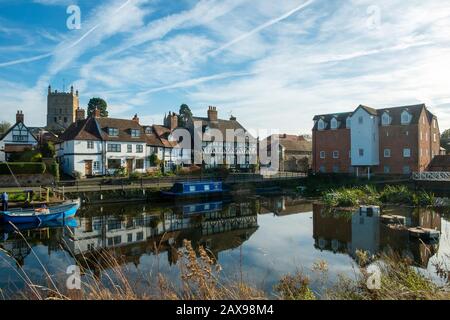 24. Oktober 2018 - Tewkesbury, UK: Eine malerische Gruppe von Hütten, die sich im ruhigen Fluss Avon in der Nähe von Abbey Mill in der Stadt Tewkesbury, Gloucestershire, Severn Vale, UK, spiegeln Stockfoto