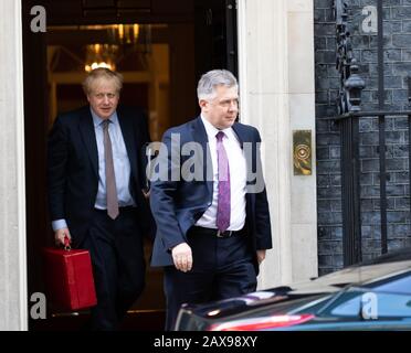 London, Großbritannien. Februar 2020. Premierminister Boris Johnson verlässt nach der wöchentlichen Kabinettsversammlung in der 10 Downing Street, London. Die Diskussion ging um Das umstrittene Projekt der Hochgeschwindigkeitsbahn, bevor der Premierminister heute Nachmittag in den Unterhausabgeordneten eine Erklärung abgibt. Kredit: Keith Larby/Alamy Live News Stockfoto