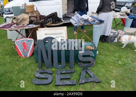 Nüsse und Sea Metal Schilder auf einem Stand auf dem jährlichen Brocante Antiquitätenmarkt auf Walmer Green, Deal, Kent, Großbritannien Stockfoto