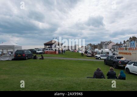 Verkaufsstände und Erfrischungswagen auf dem jährlichen Antiquitätenmarkt für Brocante auf Walmer Green, Deal, Kent, Großbritannien Stockfoto