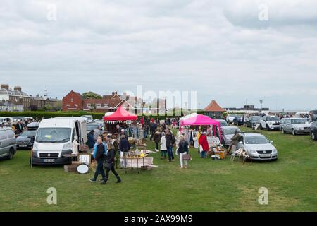 Stände auf dem jährlichen Brocantmarkt für Antiquitäten auf Walmer Green, Deal, Kent, Großbritannien Stockfoto