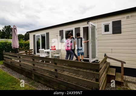 Goes, Niederlande, august 2019. Auf einem Zeltplatz ein schöner weißer Mobilheim. Draußen gibt es einen privaten Garten mit einem sehr veriden Rasen. Stockfoto