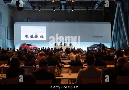 Stuttgart, Deutschland. Februar 2020. Journalisten folgen der jährlichen Pressekonferenz der Daimler AG. Kredit: Marijan Murat / dpa / Alamy Live News Stockfoto