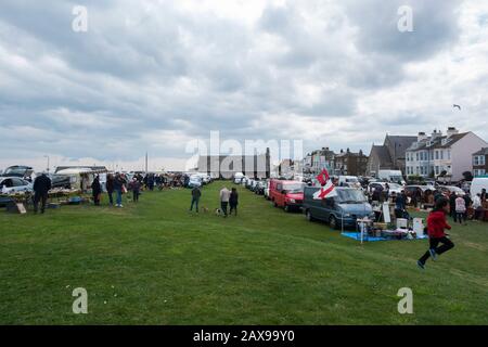 Stände auf dem jährlichen Brocantmarkt für Antiquitäten auf Walmer Green, Deal, Kent, Großbritannien Stockfoto