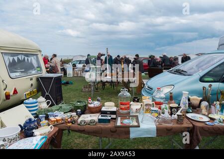 Leute, die auf dem jährlichen Brocantmarkt auf Walmer Green, Deal, Kent, Großbritannien, zwischen den Ständen stöbern Stockfoto