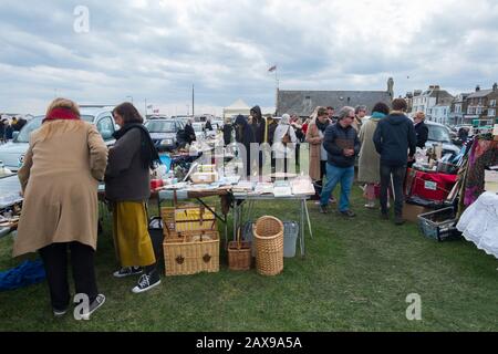 Leute, die auf dem jährlichen Brocantmarkt auf Walmer Green, Deal, Kent, Großbritannien, zwischen den Ständen stöbern Stockfoto