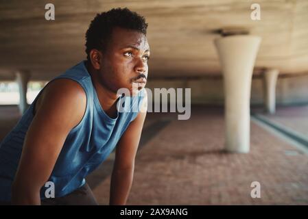 Portrait der müden Fitness junger afroamerikanischer Mann im Freien in der Stadt, der nach einem Lauf atmen kann Stockfoto