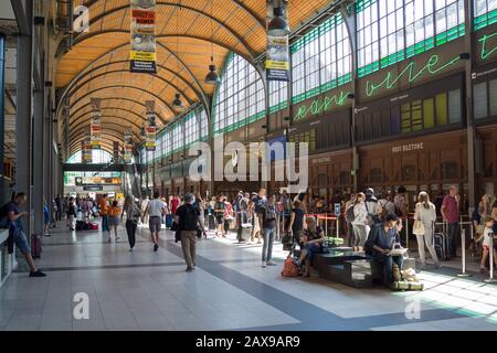 Wroclaw, POLEN - 15. AUGUST 2017: Reisende Im Breslauer Bahnhof Hauptbahnhof In Wroclaw, Polen Stockfoto