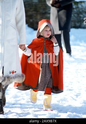 Zara Phillips besucht die Kirche am Weihnachtstag im Schnee im Sandringham House, Norfolk, England Dez 1986 Stockfoto