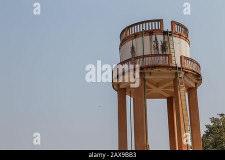 Reservoirturm in Bissau, hohe Betoninfrastruktur, Republik Guinea-Bissau Stockfoto