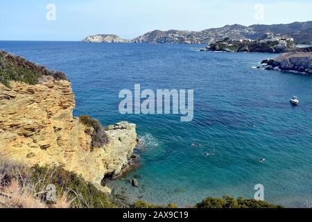 Agia Pelagia, Griechenland - 05. Oktober 2018: Nicht identifizierte Menschen am Strand von Psaromoura auf der Insel Crete Stockfoto