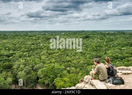 Blick auf den Dschungel des Regenwaldes von der Spitze der Nohoch Mul Pyramide, Coba Archeological Area, Yucatan Peninsula, Quintana Roo State, Mexiko Stockfoto