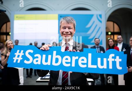 11. Februar 2020, Berlin: Steffen Bilger (CDU), Parlamentarischer Staatssekretär im Bundesverkehrsministerium und digitale Infrastruktur, hält ein Schild mit dem Hashtag '#SauberLuft' ('Saubere Luft') Im Rahmen der Präsentation von Förderbescheiden für den Kauf von E-Fahrzeugen und erforderlichen Ladeeinrichtungen an Vertreter zahlreicher Regionen im Bundesverkehrsministerium und der digitalen Infrastruktur. Im Rahmen des Sofortaktionsprogramms "Clean Air 2017-2020" stehen insgesamt 265 Millionen Euro für die Beschaffung von Elektrofahrzeugen und die damit verbundene Ladeverletzung zur Verfügung Stockfoto