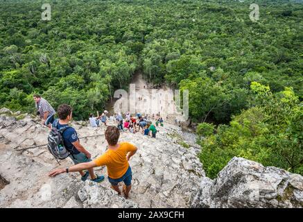 Blick auf den Dschungel des Regenwaldes von der Spitze der Nohoch Mul Pyramide, Coba Archeological Area, Yucatan Peninsula, Quintana Roo State, Mexiko Stockfoto