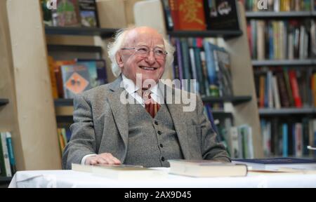 Präsident Michael D Higgins unterzeichnet einige seiner eigenen Bücher in der Cabra Library in Dublin, bevor er einen Teil seiner persönlichen Buchsammlung an Dublin City Libraries spendet. Stockfoto